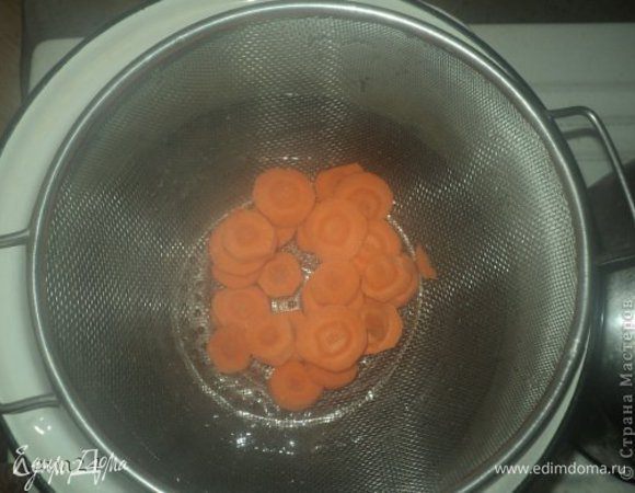 Укладываем порезанную морковь в сито, закрываем крышкой и забываем минут на 20.