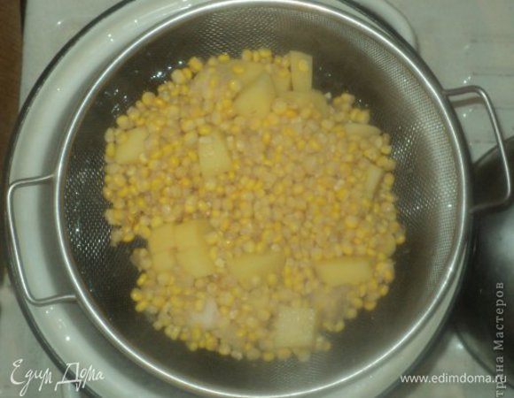 После добавляем картофель и кукурузу. Но после этого опыта, скажу честно, кукурузу нужно было класть вместе с морковкой. Кукуруза получилась у меня немного жестковатой. Закрываем крышку минут на 20.