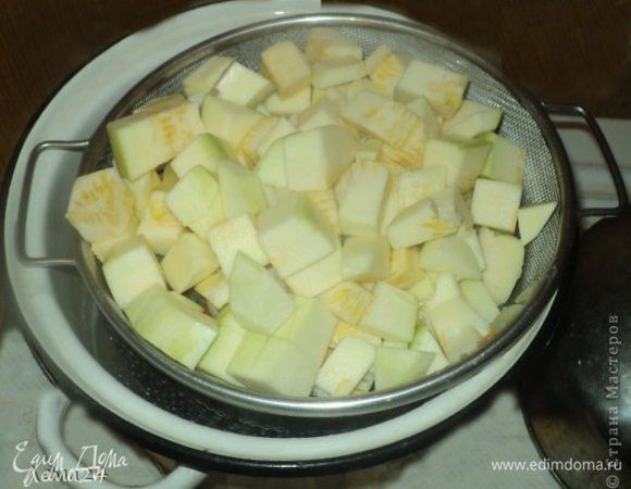 Далее очередь кабачка с луком. Готовим минут 15.