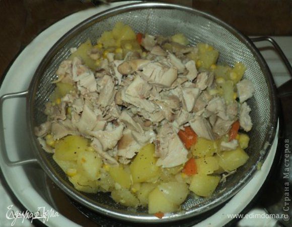 Последний этап - мясо. "Паруем" до готовности. В конце солим, перчим, взбрызгиваем НЕМНОГО маслом и лимонным соком (на ваше усмотрение). Вуаля! Вкусняшка готова!
Сразу оговорюсь. Плиты у всех разные. У меня электрическая, поэтому следите за временем. Прежде, чем закладывать новый продукт, проверьте мягкость предыдущего, Продукт должен быть слегка мягок. Удачи!