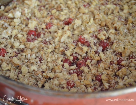 посыпаем крупно нарубленными орехами 