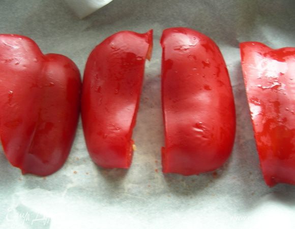 Перец разрезаем на 4 части, удаляем сердцевину и семечки. Выкладываем его на противень кожeй вверх (я на бумагу для выпечки) и запекаем в духовке или под грилем до тех пор, пока кожа не начнет чернеть (я его готовила минут 30 при 220гр с конвекцией).
