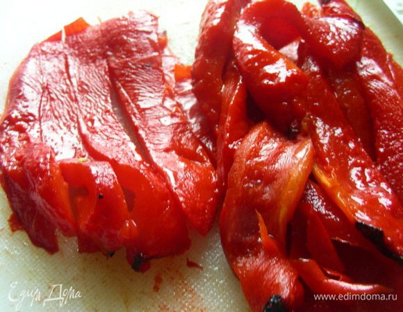 Перекладываем его в полиэтиленовый пакет, закрываем и оставляем минут на 15. Затем очищаем от кожуры и режем на токие полоски.
