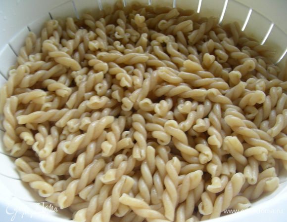 Пасту отвариваем до состояния аль денте,. Сливаем воду и немного промываем ее под холодной водой.
