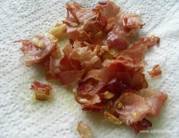 Бекон и чеснок мелко режем. На сковороду наливаем небольшое количество оливкового масла и обжариваем бекон с чесноком до хрустящей корочки (минут 5). Выкладываем на бумажное полотенце, чтобы убрать лишнее масло.

