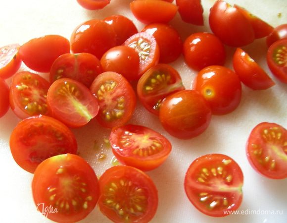 Помидорчики черри режем напополам.
