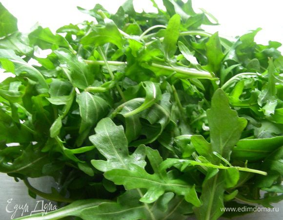 Рукколу моем и обсушиваем.
