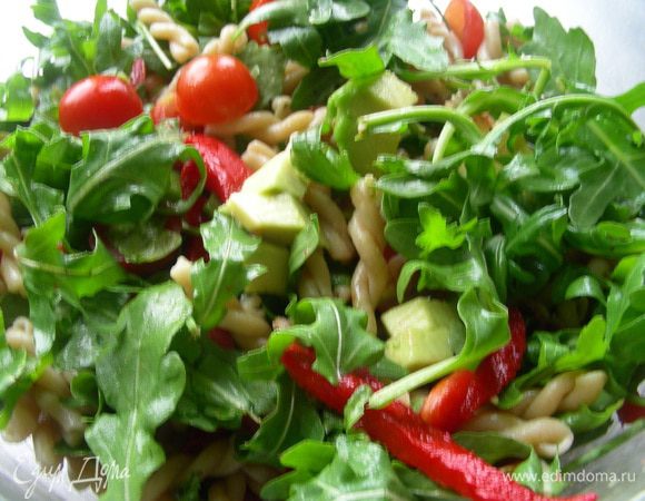 В салатнице смешиваем все ингредиенты. Салат можно заправить сразу, а потом подавать, а можно его разложить по тарелкам и сверху полить заправкой. 

