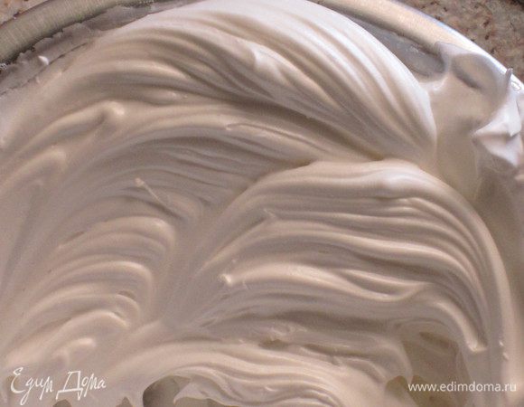 Bзбить белки с оставшимся сахаром до устойчивых  пиков.....