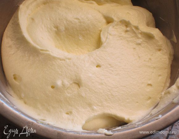 .....аккуратно ввести в маскарпоне движениями снизу-вверх.