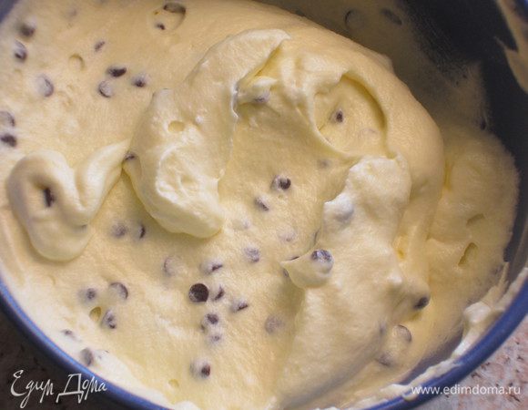 Разделить массу на 2 части: в первую часть добавить шоколадные капли....