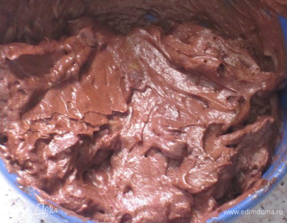 ......а во вторую-какао и миндаль. Обе массы хорошо перемешать.
