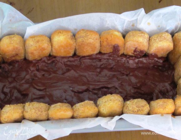 Сверху выложить тёмный крем....