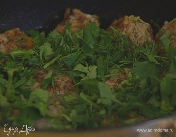 Тефтельки посолить, поперчить и посыпать оставшейся измельченной зеленью. Выключить огонь и оставить под крышкой еще на 2–3 минуты.