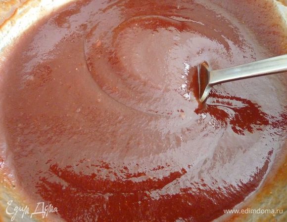 В средней миске, размешать кетчуп, сахар и уксус. Приправить солью и перцем. Отложите половину соуса для смазки крыльев вторую половину используем для уже запеченных крыльев.