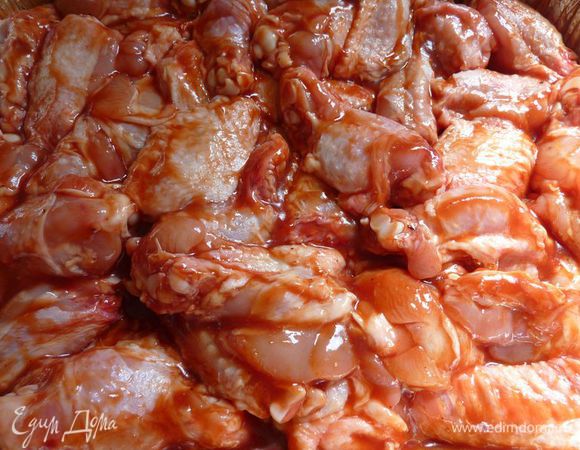 Разогреть духовку на 220 градусов. Разложить крылья на 4 формы из фольги  и перемешайте половиной  соуса (по 4 ст. ложки соуса на каждую форму).