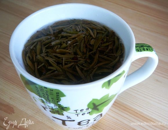 Зеленый чай залить кипятком и слить эту воду. Залить повторно водой 70-80 градусов и заварить чай. Процедить...