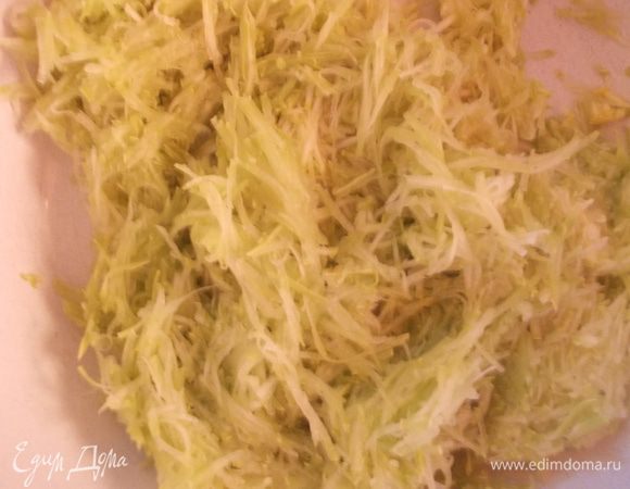 Потереть кабачок на мелкой терке. Должен получиться полный стакан.