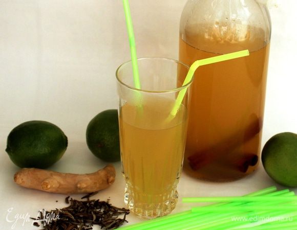 Соединить чай с имбирным соком, выжать сок из двух лаймов, добавить сахар и все перемешать, долить оставшуюся воду.  Добавить палочки корицы. Любители аниса могут добавить звездочку бадьяна. Перелить в бутылку и хорошо охладить. Подавать с кубиками льда.