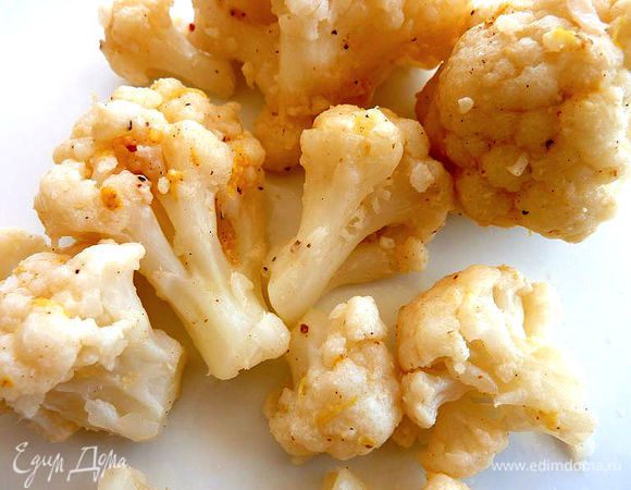 Отварить цветную капусту на пару до готовности,  около 12 минут (или просто сварить в воде минут 8) . Переложить в миску и перемешать с лимонной цедрой, лимонным соком и чили. Приправить солью и перцем. 
