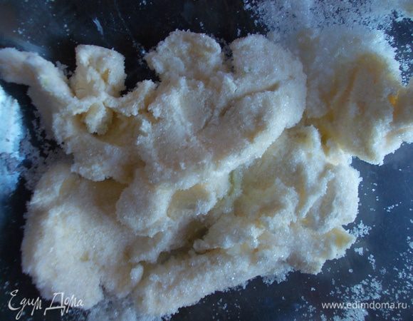 Масло взбить с сахаром.