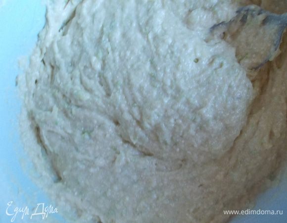 Затем добавить к кабачкам муку с разрыхлителем и масло с сахаром. Все тщательно перемешать.