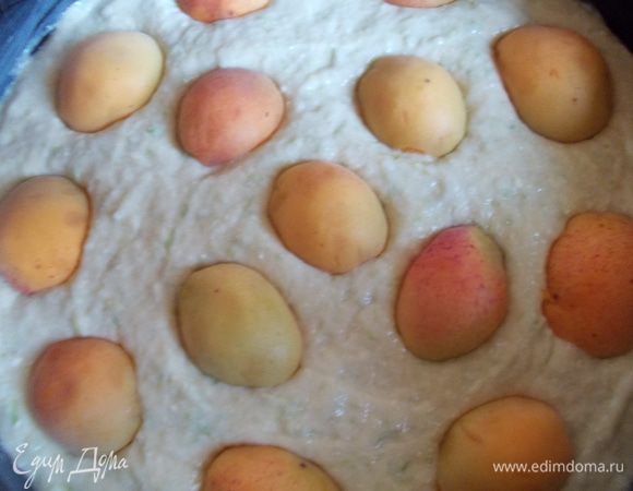 Вылить тесто в форму,смазанную маслом. С верху выложить половинки абрикос. Выпекать 45-50 минут при 180С. 