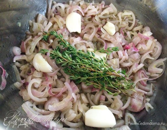 Лисички хорошо промыть и обсушить. Одну горсть лисичек (тех что помельче) отложить в сторону. Оставшуюся часть лисичек и шалот порезать, обжарить в оливковом масле с веточкой тимьяна и зубчиками чеснока, слегка раздавленными ножом. Остудить, чеснок и тимьян вынуть. 