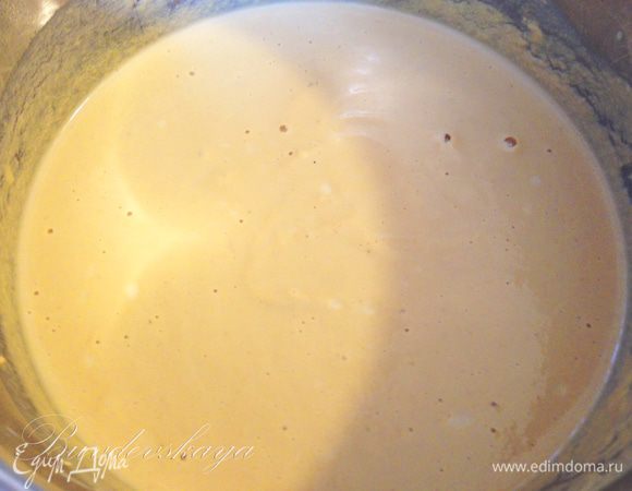 Овощи поместить в блендер, измельчить в пюре. Добавить бульон из белых грибов. Пюре вернуть в кастрюлю. 