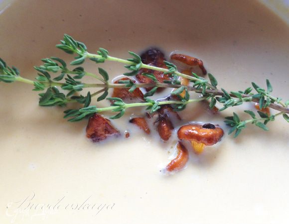 Пюре из лисичек разогреть, добавить в него сливки. Посолить, поперчить. Крем-суп  выложить в тарелку, сверху — обжаренные лисички, украсить веточкой тимьяна. ENJOY !