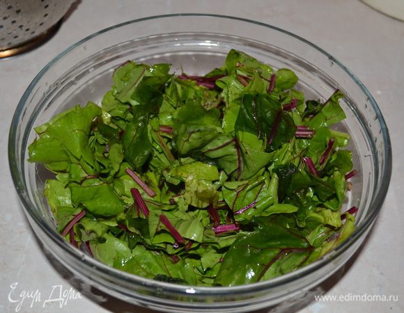 Готовим начинку: свекольные листья моем и удаляем крупные прожилки, нарезаем крупными кусками и немного разминаем руками. 