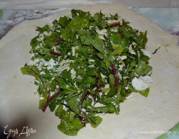 Тесто делим на 2 части (получается 2 пирога). Одну часть теста раскатываем в круг. В середину выкладываем 1/2 начинки.