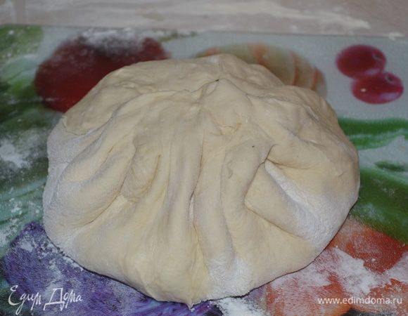 Защипываем тесто, края соединяя  к центру в шар.