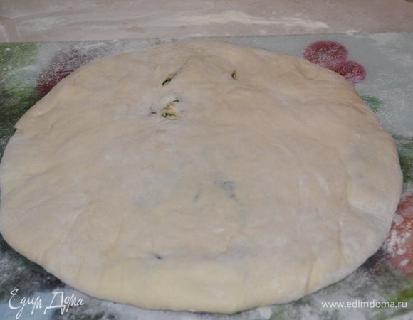 Раскатываем лепешку руками до диаметра 28-30 см. Аккуратно перекладываем лепешку на противень. В центре лепешки делаем дырку для выхода пара. Выпекаем при темп. 220 гр. 20-25 минут до золотистого цвета. Испеченную лепешку смазываем обильно сливочным маслом.