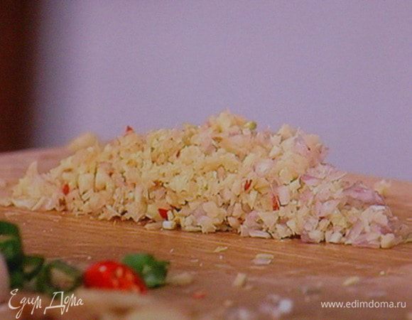 Половину имбиря, 2 зубка чеснока, лимонник и чили мелко порубить, 
