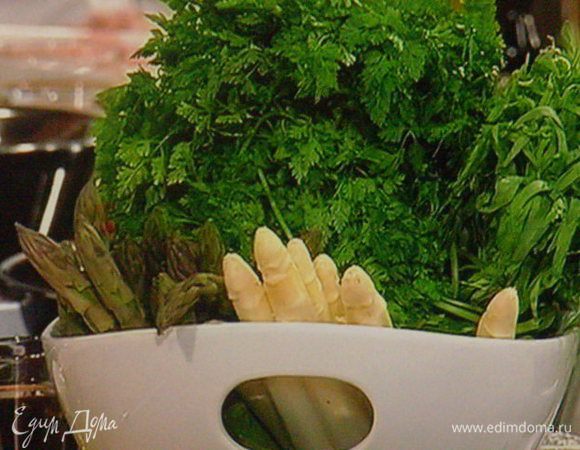 Подготовить овощи: спаржу почистить, отрезать плотные концы, порезать на бруски в 2 см. Зелёный лучок промыть и так же порезать наискосок на бруски примерно такого же формата. Оставшийся имбирь натереть на мелкой тёрке, а оставшийся чеснок мелко покрошить. Картошку очистить и нарезать. 