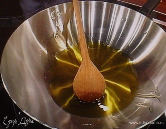 В воке или большой сковороде разогреть масло и