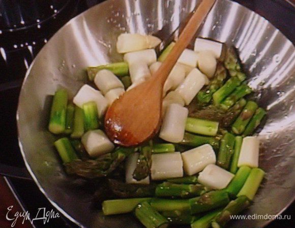  Обжарить спаржу около 2 мин.,