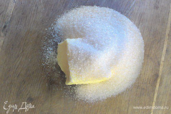 сливочное масло комнатной температуры взбиваем с сахаром (берём 2/3 стакана)