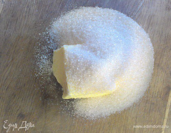 сливочное масло комнатной температуры взбиваем с сахаром (берём 2/3 стакана)