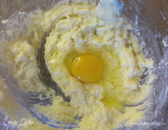  затем по одному добавляем яйца, соль ванилин