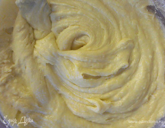 добавляем 1 стакан муки, тесто должно получиться густым