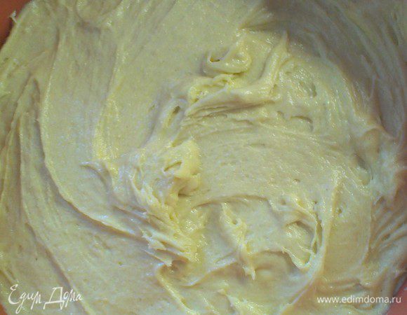 берём форму и высыпаем в неё тесто, и равномерно распределяем по форме