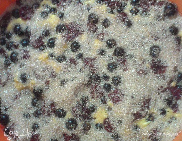 в отдельной посуде смешиваем остаток сахара (1/3 стакана) корицу и мускатный орех, этой смесью посыпаем пирог