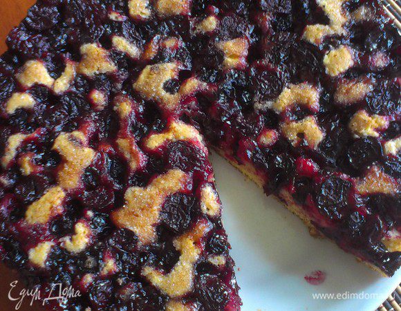 отправляем пирог в духовку, разогретую до 180-190С на 30-40 минут.
спустя достаём, режем и подаём!)
приятного аппетита!