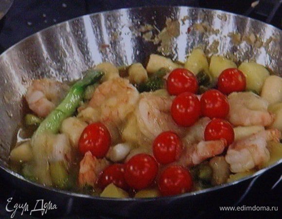 Влить соевый соус и бульон, проварить  на маленьком огне от 6 до 8 мин, не за долго до конца добавить помидорки. Посолить, поперчить, добавить порошок чили. Снять с огня.