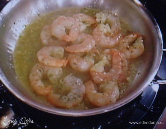 В отдельной сковороде обжарить креветки. 