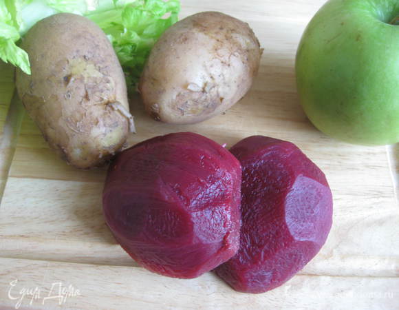 Сварить свеклу и  картошку в мундире. Дать им остыть, почистить.