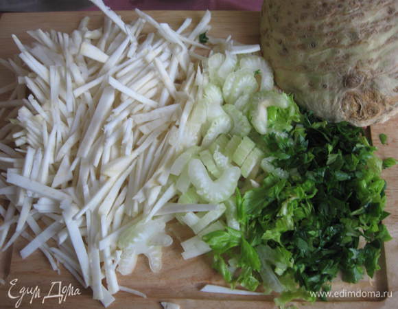 Зелень и стебель сельдерея помыть, мелко порезать.  Корень сельдерея почистить и нарезать соломкой.
