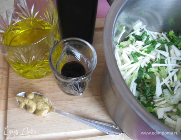 Заправить маслом, уксусом и горчицей. Дать постоять 1 час.